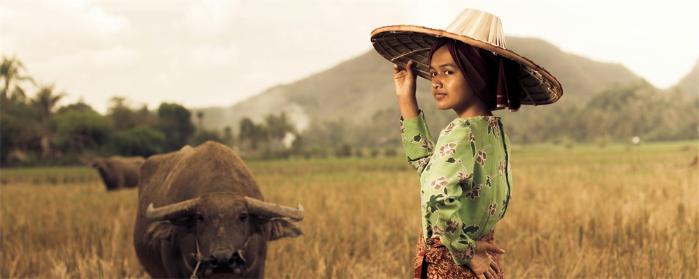 vrouw en dier in Indonesië
