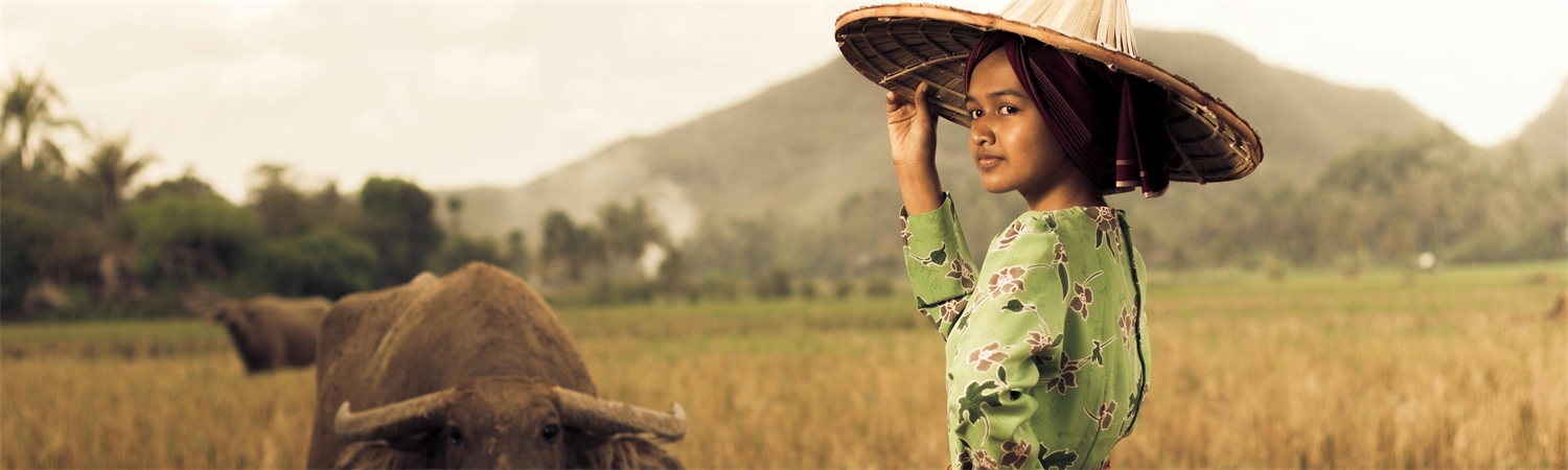vrouw met dier in Indonesië