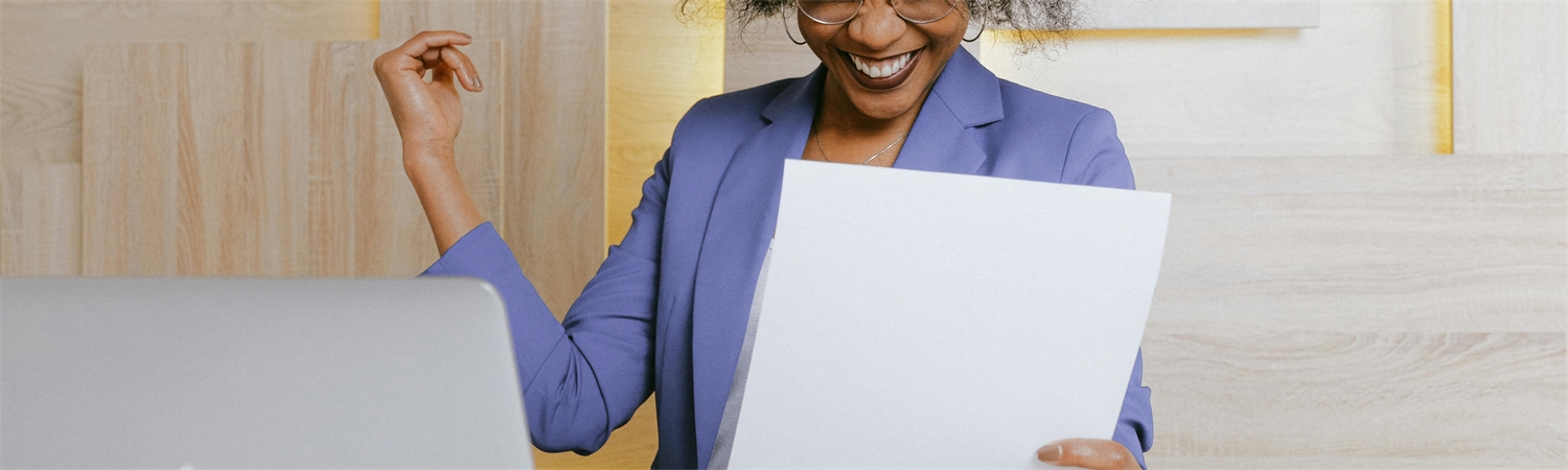 Vrouw blij met geboorteakte legalisatie