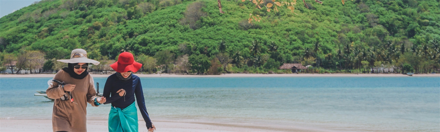 twee mensen lopen over strand in Lombok